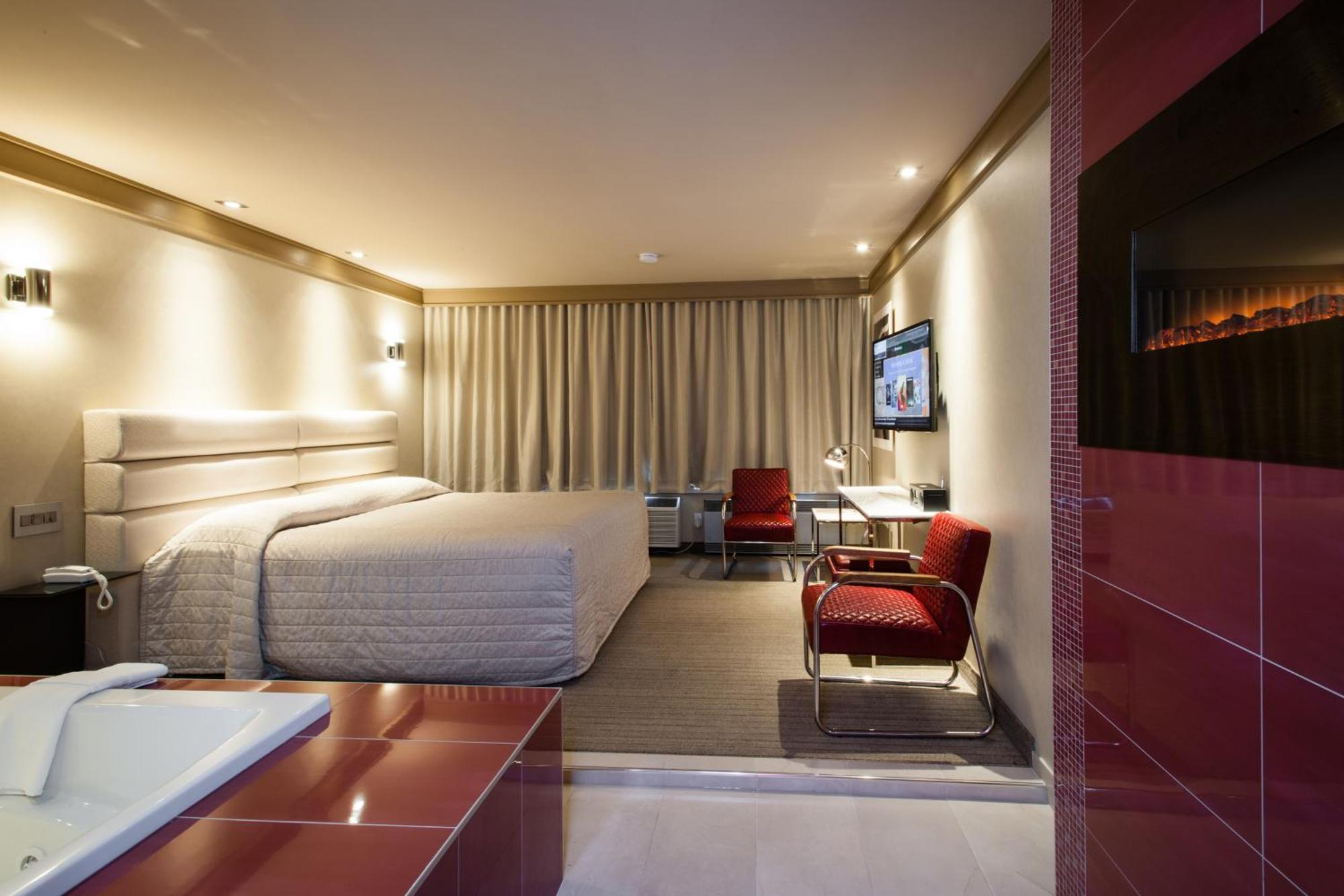 Queen Suite with Spa Bath